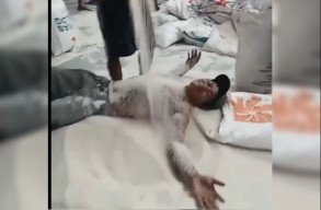 Viral Pria Bertelanjang Dada Mandi Beras Disebut di Surabaya