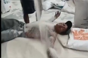 Bulog Sikapi Pria Bertelanjang Dada Mandi Beras di Surabaya