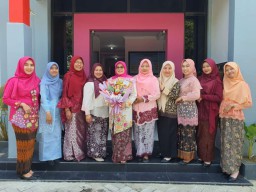 Hari Ibu, ASN dan Pegawai Pemkab Lamongan Ngantor Berbusana Kebaya