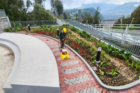 Aplikasikan Porous Paving, SIG Percantik Area Jembatan Kaca Seruni Point Bromo Probolinggo
