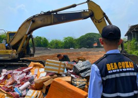 Bea Cukai Juanda Musnahkan Jutaan Batang Rokok dan Miras Ilegal