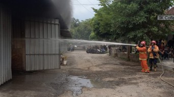 Mobil Terbakar Misterius di Garasi, Pengunjung Kafe Kota Kediri Panik