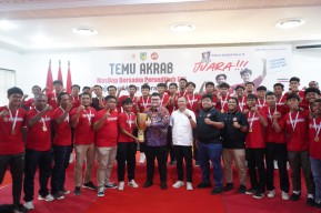 Persedikab U-17 Juarai Soeratin Cup, Mas Dhito Beri Sepatu Bola hingga Beasiswa