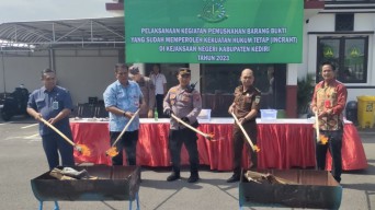 Kejari Kabupaten Kediri Musnahkan BB Narkotika hingga Uang Palsu