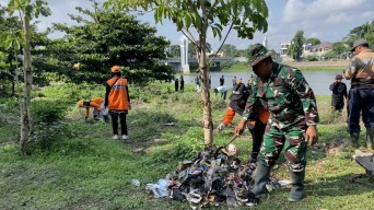 Antisipasi Banjir, Kodim 0809 Ajak Brimob hingga BPBD Bersih-bersih Bantaran Sungai Brantas