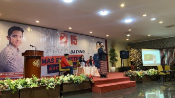 Kaesang Sarungan di Kediri:  Perkenalkan, Saya Bukan Gibran yang Jadi Cawapres