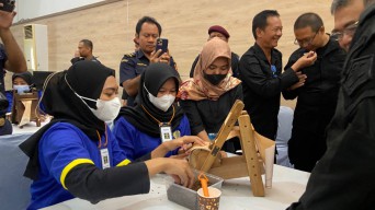 Lapas Kediri Ajari Warga Binaan Melinting Rokok