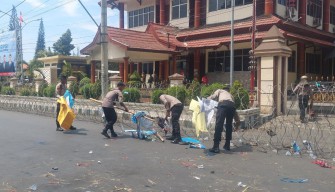 Mahasiswa Demo di DPRD Situbondo, Polisi yang Bersihkan Sampah