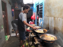 Menengok Rumah Produksi Jajanan Khas Supporter Bola di Kampung Lumpia Surabaya