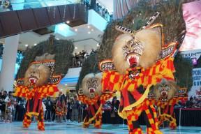 Reog Ponorogo Pikat Warga Malaysia di Plaza Angsana Mall