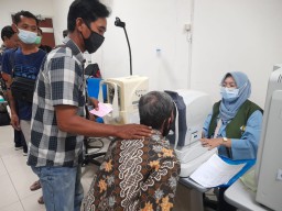 Diinisiasi Kemensos, Ratusan Penderita Katarak Ikuti Operasi Gratis di RSUD dr. Soegiri Lamongan