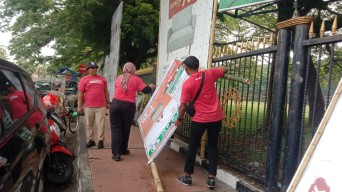 Bawaslu Bangkalan Tertibkan Ratusan APK Mokong, Dipaku di Pohon hingga Depan Sekolah