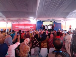 Presiden Jokowi Bagikan Paket Beras Kepada 1.000 Warga Miskin Kota Malang