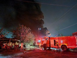 Petugas Damkar Terluka Saat Ledakan Susulan pada Kebakaran Gudang Tiner di Kalianak Surabaya 