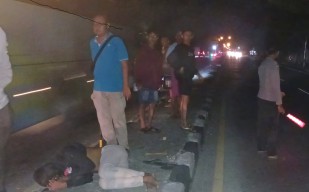 Pemuda Penuh Luka Meringkuk di Trotoar Jalan Lamongan, Korban Tawuran?
