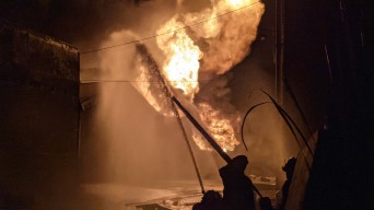 Seorang Karyawan Gudang Tiner yang Terbakar di Kalianak Surabaya Belum Diketahui Keberadaannya
