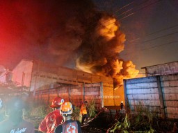 6 Orang Terluka dalam Kebakaran Gudang Tiner di Kalianak Surabaya