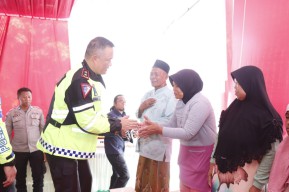 Kapolda Jatim Patroli Motor Susuri Pantura, di Situbondo Bagi-bagi Bantuan