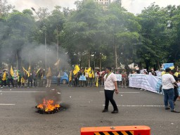 Ratusan Mahasiswa Demo di Kejati Jatim, Bakar Ban hingga Bentangkan Kritik Keadilan