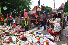 Identitas Oknum Pendemo Buang Sampah di Pendopo Sidoarjo Terungkap, Bakal Kena Sanksi Tipiring