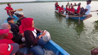 Relawan Ganjar-Mahfud di Lamongan Kampanye di Tengah Waduk Prijetan