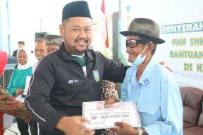 Pemkab Gresik Rampung Salurkan Bansos PKH Inklusif dan Bantuan El Nino