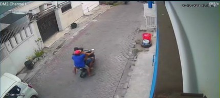 Warga Lebak Timur Surabaya Ditusuk Depan Anaknya, Polisi Buru Pelaku