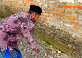 Warga Kedungkendo Sidoarjo Temukan Bayi Dibungkus Sarung Biru Dikerubuti Semut