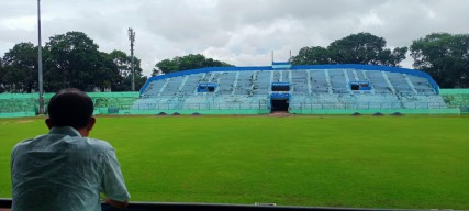 Urai Kemacetan, Sentel Ban Stadion Gajayana Malang jadi Tempat Parkir