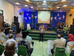 Kang Giri Kunjungi Gereja, Natal di Ponorogo Kian Teduh