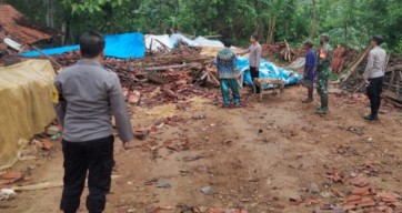 Gudang Produksi Genting di Sampang Ambruk Diterjang Angin Kencang