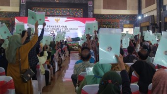 Wamen ATR/BPN Kunjungi Bangkalan Bagikan 500 Sertifikat Tanah