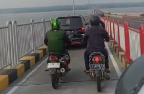 Mobil Nyelonong Masuk Jalur Motor di Jembatan Suramadu, Bagaimana Ini Pak Polisi?