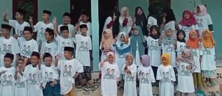 Viral, Puluhan Anak TK Pamekasan Kenakan Baju Paslon 2 dan Nyanyikan Yel-yel
