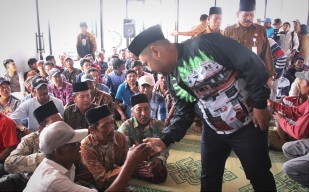 Kondisi Labuhan Perahu Dangkal, Nelayan Gresik Utara Curhat ke Bupati