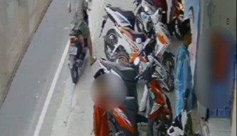Pria di Bangkalan Ajak Anak Kecil Curi Ponsel Terekam CCTV