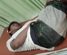 Kuli Tertimpa Baliho Capres di Jalan Tanggumong Sampang