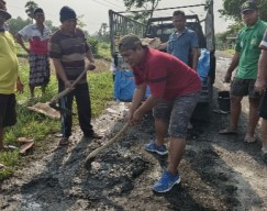 Warga Sumenep Perbaiki Jalan Secara Swadaya