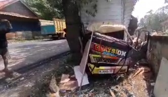 Tabrak Pohon, Sopir dan Kernet Mobil Box di Sumenep Alami Patah Tulang
