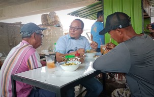 Sarapan Bareng Dokter Alif di Bawah Jembatan Sembayat Gresik