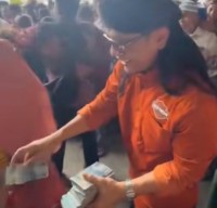 Viral, Gus Miftah Bagi-bagi Segepok Uang di Pamekasan