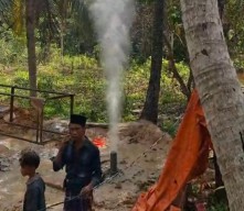 Warga Pemekasan Ngebor Sumur Keluar Air Bercampur Gas, Awas Bahaya Jangan Mendekat!