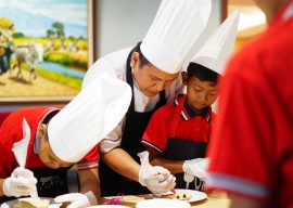 Rayakan Natal dan Hari Ibu, Favehotel Sidoarjo Ajak Anak Panti Asuhan Dorkas Menghias Kue Jahe
