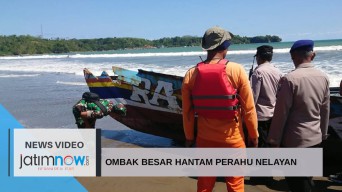 Video: Ombak Besar Hantam Perahu Nelayan