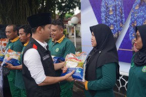 Peringati HUT ke-52 Korpri, Bupati Trenggalek Beri Bantuan Sembako untuk Petugas Kebersihan