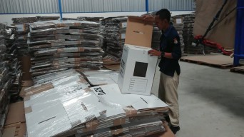 Terima Kotak Suara, KPU Tulungagung Temukan Sejumlah Logistik Rusak