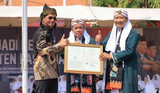 Plt Kepala Kanwil Kemenkumham Jatim Serahkan 2 Sertifikat IG ke Bupati Pasuruan