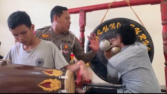 Briptu Luhur Ainul Fikri, Ajari Anak-anak Tunanetra di Ponorogo Main Gamelan Reog