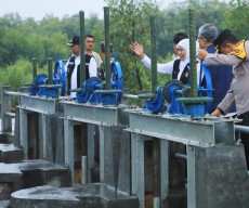 Gubernur Khofifah Resmikan Pintu Pengendali Air Rob di Probolinggo