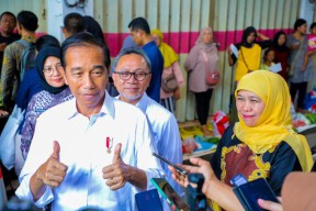 Khofifah Janji Stok Bahan Pokok di Jatim Stabil Selama Nataru, Jokowi: Alhamdulillah, Saya Senang